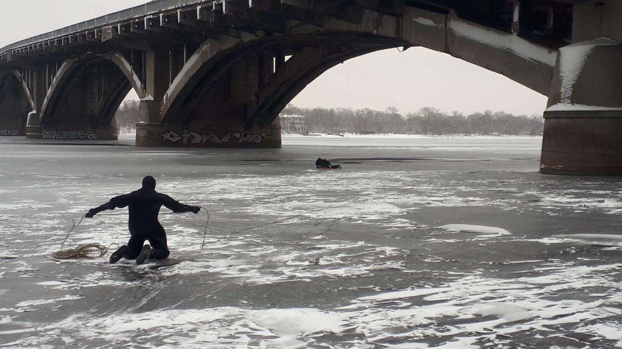 ГСЧС-Днепр В Киеве спасли упавшего с моста в Днепр мужчину: фото, видео