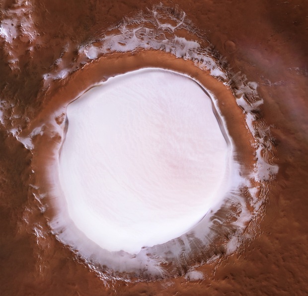 "Зимний курорт" на Марсе: заснеженный кратер Королева — фото