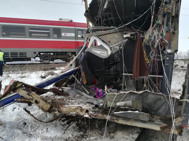 3 В Сербии поезд протаранил автобус: десятки пострадавших - фото