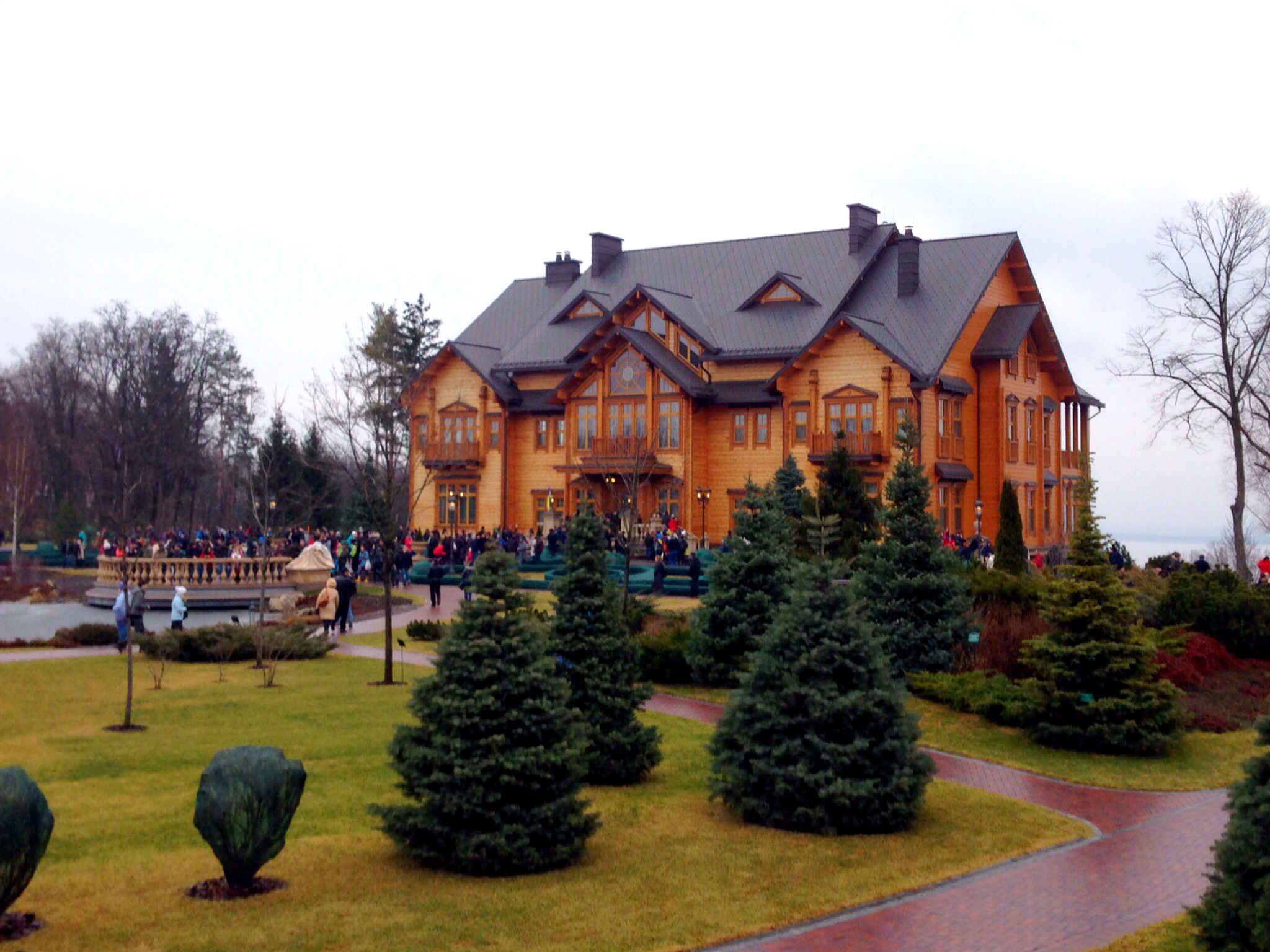 Резиденция «Межигорье», в которой жил Виктор Янукович, когда он был премьер-министром, а затем президентом Украины, стала теперь музеем жизни в роскоши. Янукович бежал в Россию после революции в Украине в 2014 году, совершившейся в результате массовых про