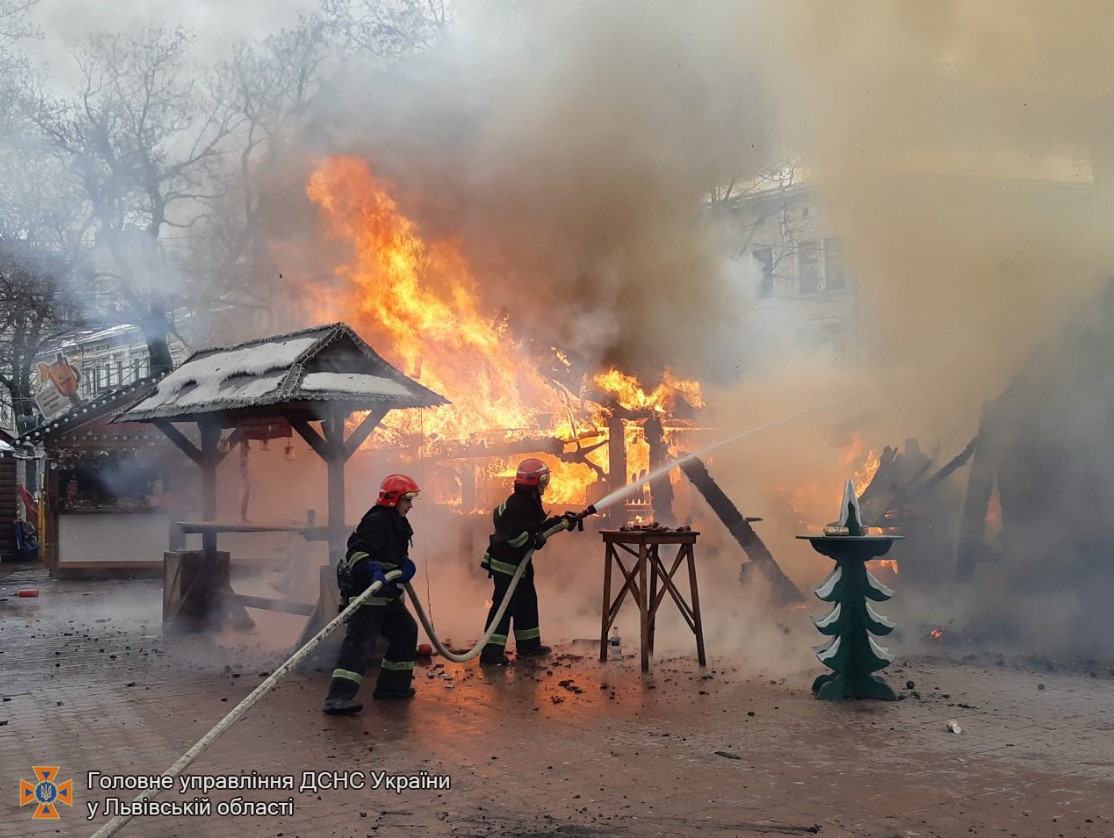 Во Львове на рождественской ярмарке произошел пожар: видео