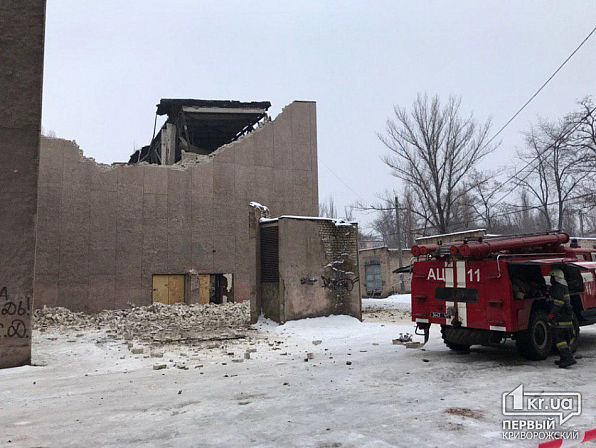 null В Кривом Роге обрушилась крыша бывшего кинотеатра: фото