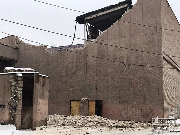 null В Кривом Роге обрушилась крыша бывшего кинотеатра: фото