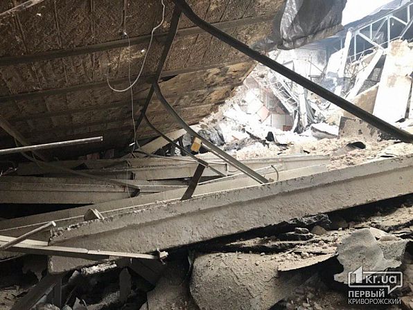 null В Кривом Роге обрушилась крыша бывшего кинотеатра: фото