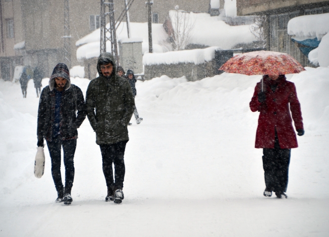 В Турции из-за снега 754 населенных пункта отрезаны от мира: фото
