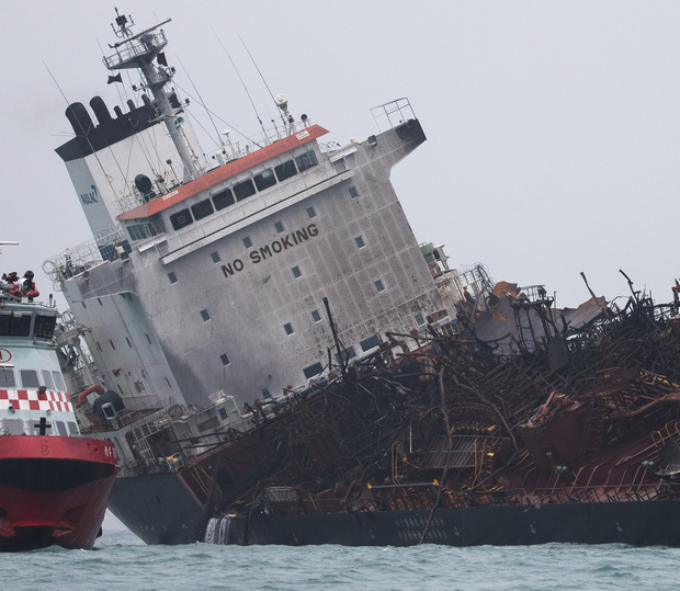 У берегов Гонконга взорвался танкер: люди прыгали за борт — видео