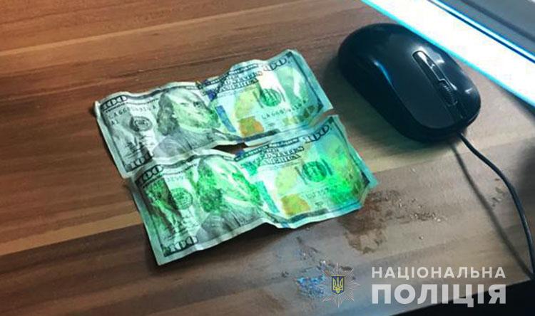 На Закарпатье пограничник пытался съесть взятку: фото