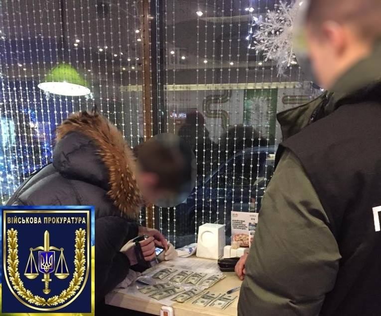 Задержание адвоката (фото - военная прокуратура) 1