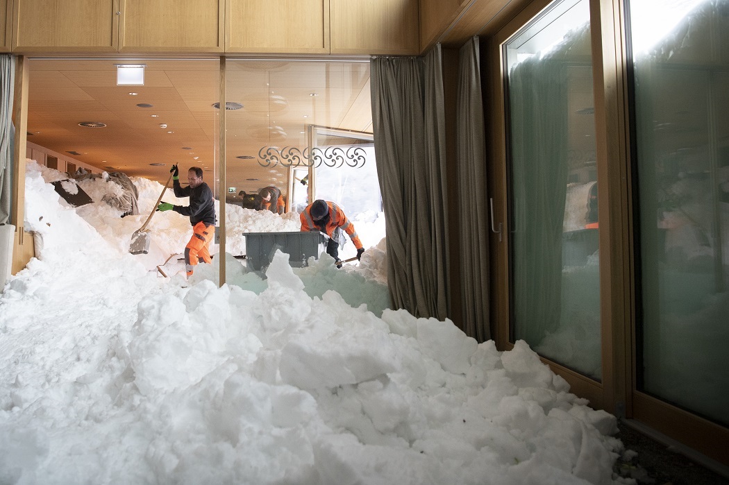 Снежная лавина разрушила часть отеля в Швейцарии: фото, видео