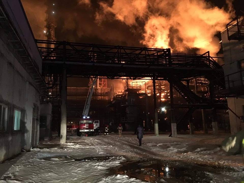 Химзавод в Калуше (фото - МВД) На химзаводе в Калуше еще горят остатки пирогаза: видео с воздуха