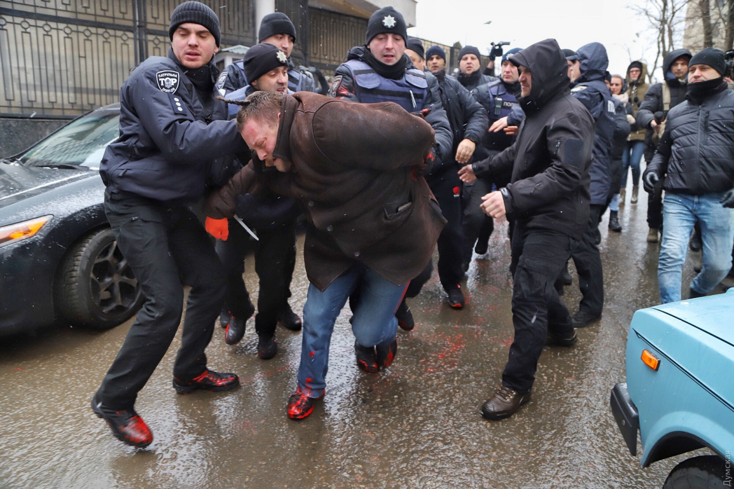 У генконсульства РФ в Одессе произошли стычки и задержания: видео