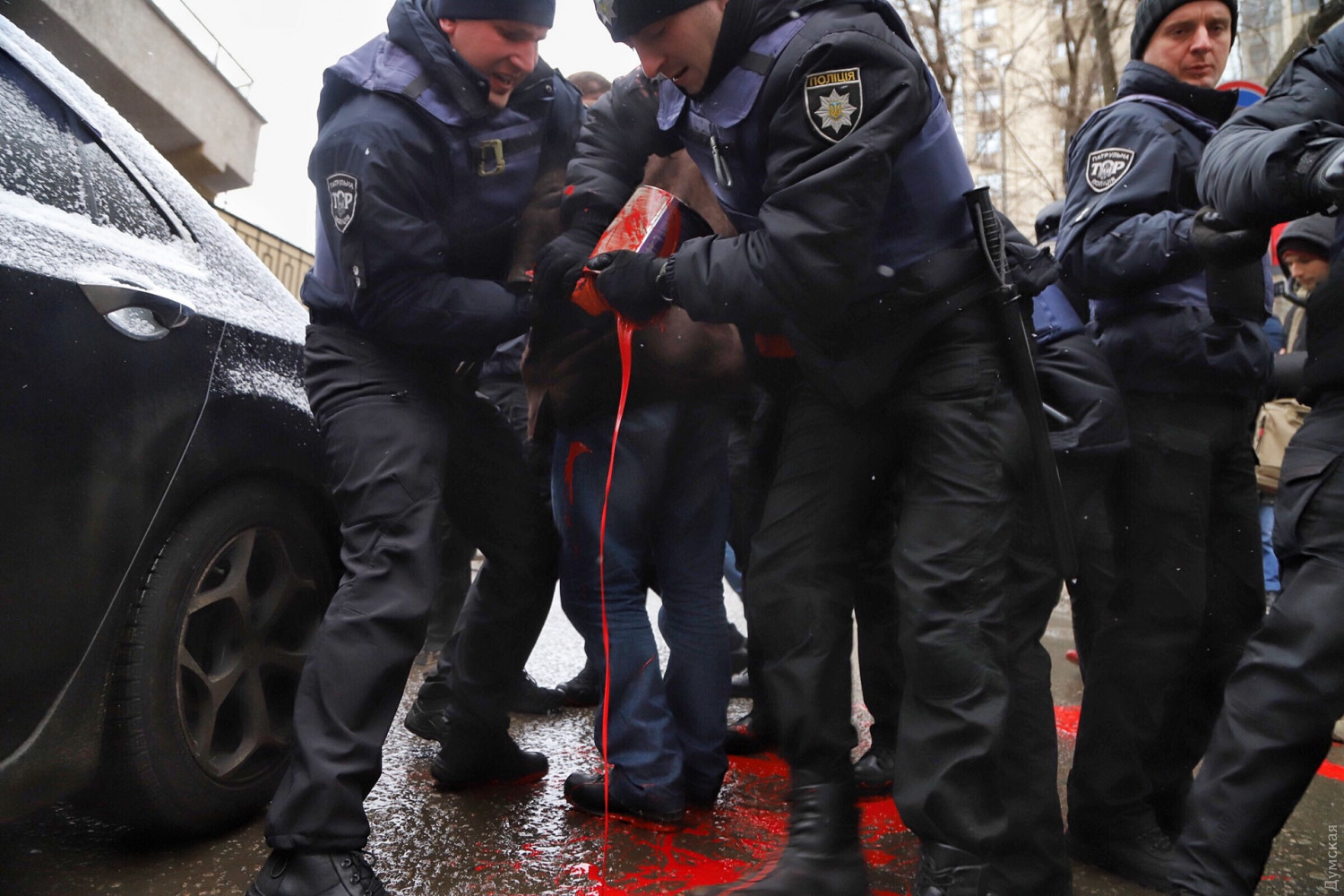 У генконсульства РФ в Одессе произошли стычки и задержания: видео