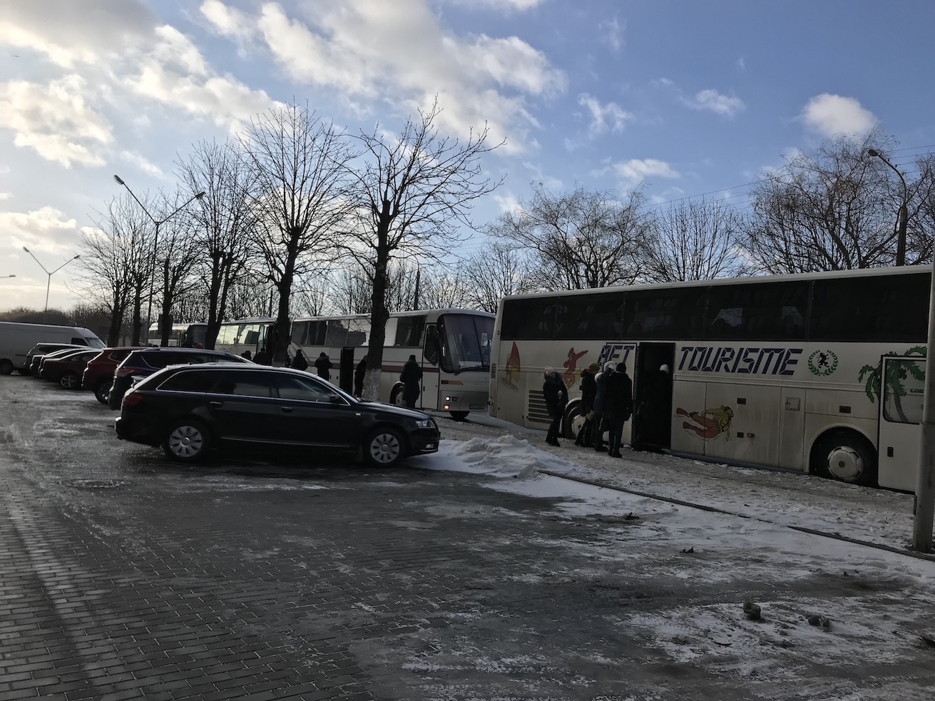 На Волыни людей на встречу с Порошенко свозили автобусами - Опора