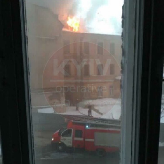 В центре Киева горит здание: фото, видео