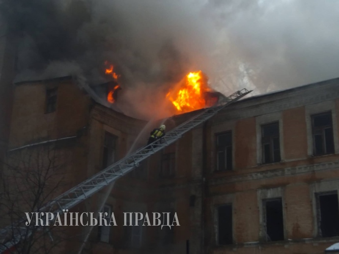 В центре Киева горит здание: фото, видео