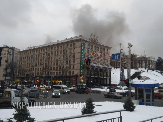 В центре Киева горит здание: фото, видео