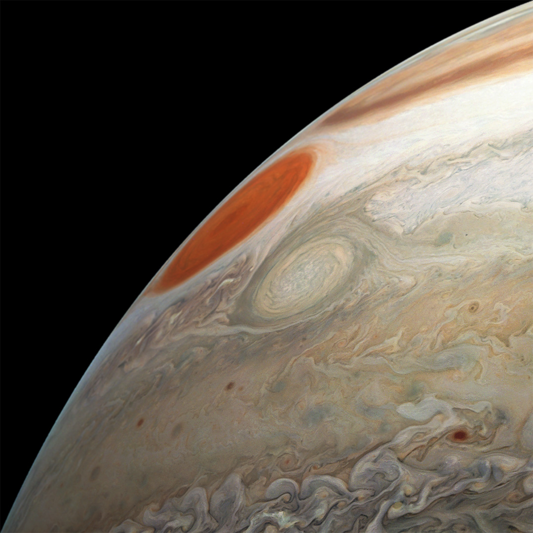 Juno передала землянам снимок двух ураганов на Юпитере: фото