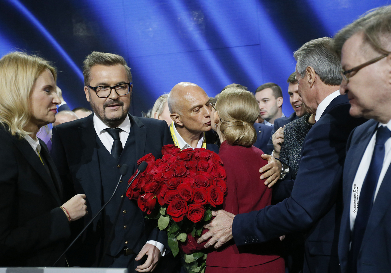 Юлия Тимошенко с супругом (фото - пресс-служба Батькивщины) Она идет! 10 вещей со съезда Тимошенко, которые нас удивили