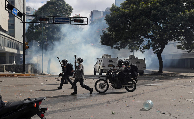 Тысячи протестующих, баррикады и погибшие: фото из Венесуэлы