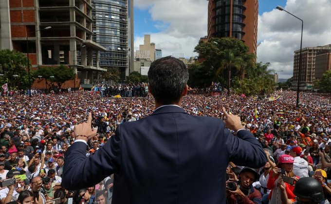 Тысячи протестующих, баррикады и погибшие: фото из Венесуэлы