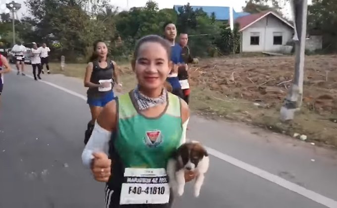 Участница марафона подобрала щенка и бежала с ним 30 км: видео