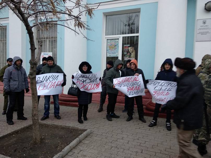В Бердянске кандидата в президенты облили зеленкой: фото, видео