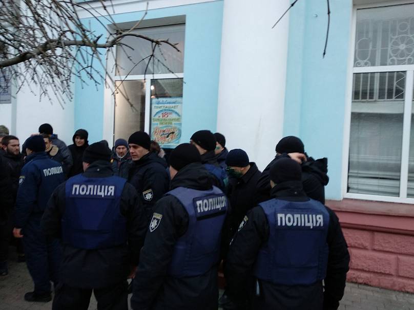 В Бердянске кандидата в президенты облили зеленкой: фото, видео