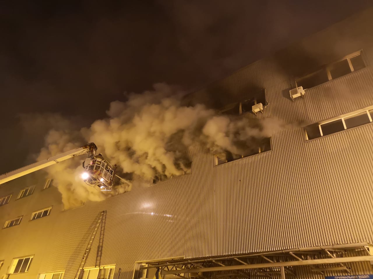 В Киеве на Лесной масштабный пожар, есть угроза обвала: видео