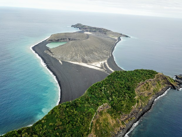 NASA высадило "десант" на появившийся в Тихом океане остров: фото