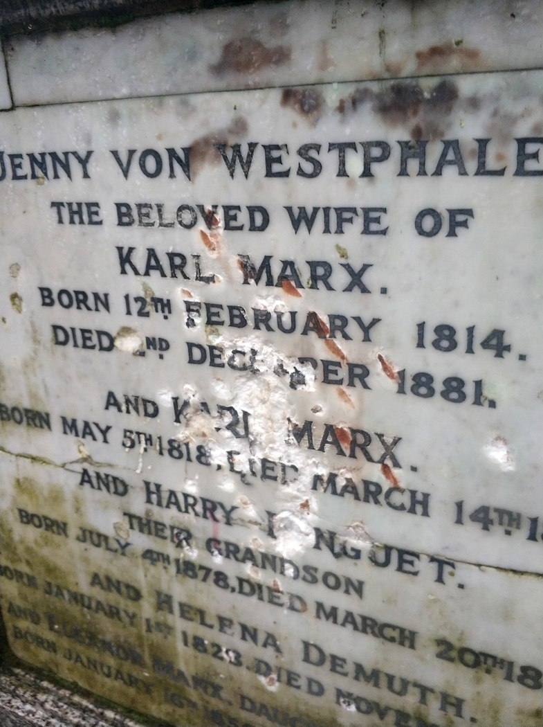 В Лондоне осквернили могилу Карла Маркса - фото
