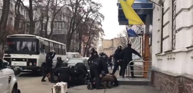 Бил людей по голове. Как Беркут вернулся на улицы Киева - Фото
