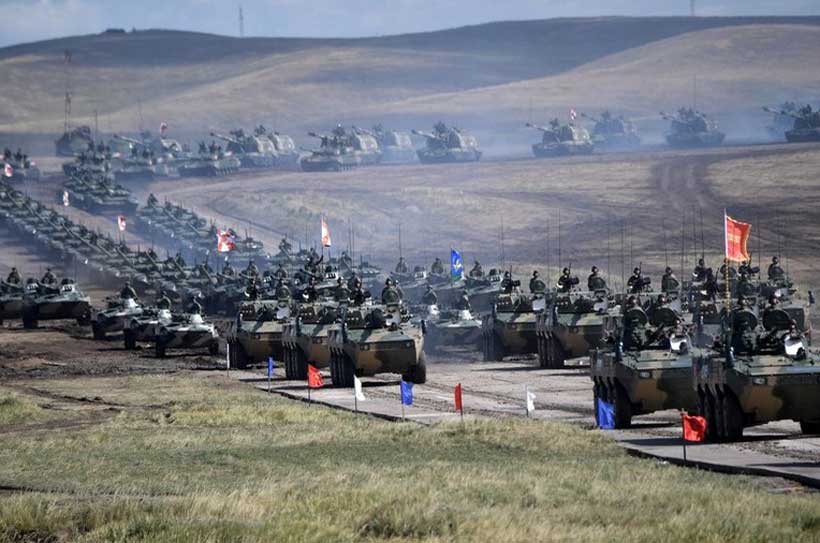 Как сообщило высшее российское военное руководство, около 300 тысяч военнослужащих, а также 1000 самолетов и вертолетов, 80 кораблей и 36 тысяч танков, бронированной и другой техники участвовали в беспрецедентных по своему масштабу со времен «холодной вой Как сообщило высшее российское военное руководство, около 300 тысяч военнослужащих, а также 1000 самолетов и вертолетов, 80 кораблей и 36 тысяч танков, бронированной и другой техники участвовали в беспрецедентных по своему масштабу со времен «холодной вой