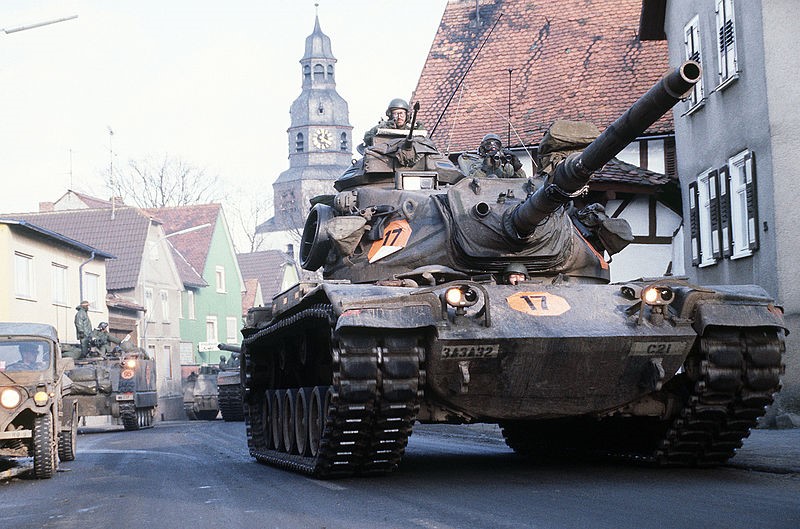Основной боевой танк (M60A3) 3-й Бронетанковой дивизии движется по Фульдскому коридору, пролегающему от границы между землей Гессен и Тюрингией до Франкфурта-на-Майне; в этом районе находятся две низменности, и в ходе внезапного наступления советских войс Основной боевой танк (M60A3) 3-й Бронетанковой дивизии движется по Фульдскому коридору, пролегающему от границы между землей Гессен и Тюрингией до Франкфурта-на-Майне; в этом районе находятся две низменности, и в ходе внезапного наступления советских войск и союзников по Варшавскому договору танки могли бы преодолеть их и форсировать Рейн – 1985 г. © US Army