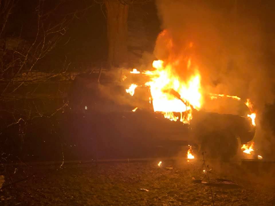 В Киеве ночью у дома депутата сгорел внедорожник его мамы: видео