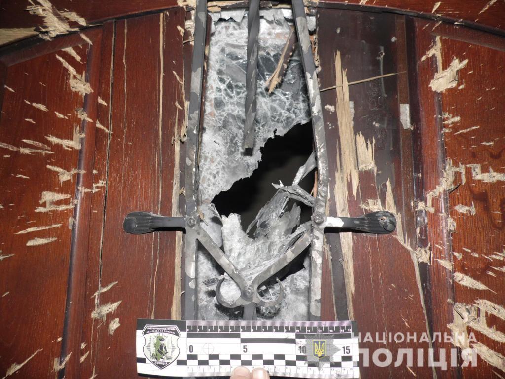 null В Ровно произошел взрыв: под двери дома бросили гранату - фото