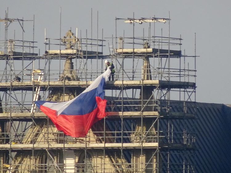 "Глупая выходка": на соборе в Солсбери вывесили флаг РФ - фото