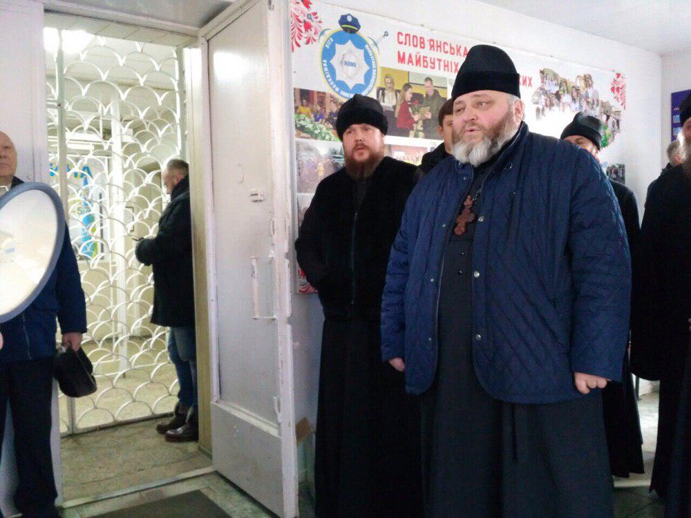 null Связи с боевиками. На блокпосту задержан священник УПЦ МП: видео