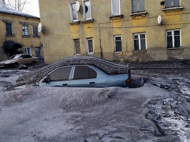 null "Помогите": города на юге Сибири засыпало черным снегом - видео