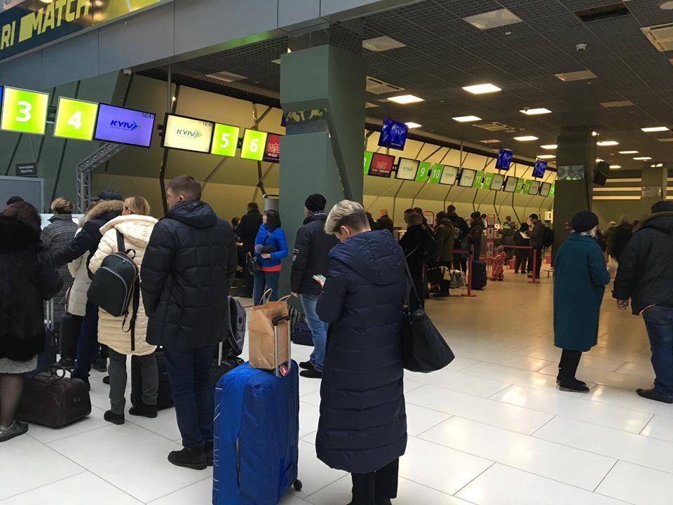 Из аэропорта Киев эвакуировали пассажиров, ищут бомбу: фото