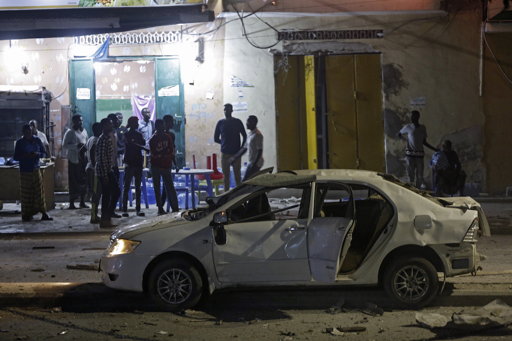 Подрыв смертника в Сомали: не менее 25 погибших - фото