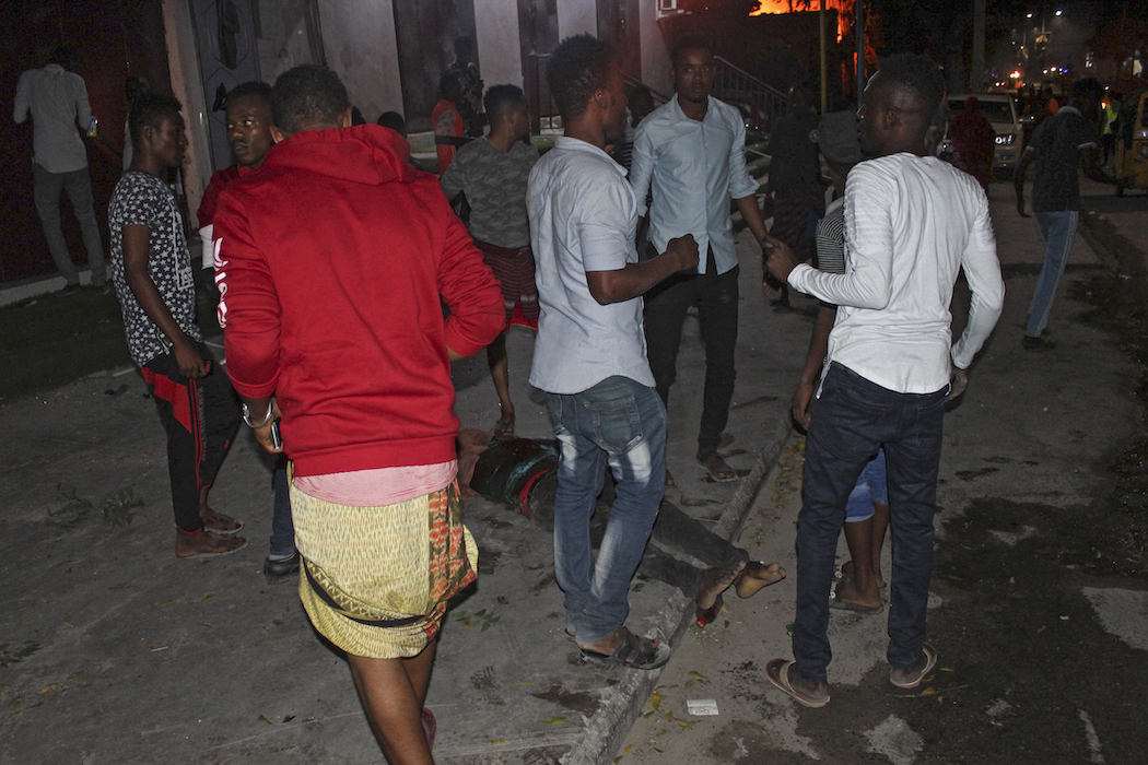 Подрыв смертника в Сомали: не менее 25 погибших - фото