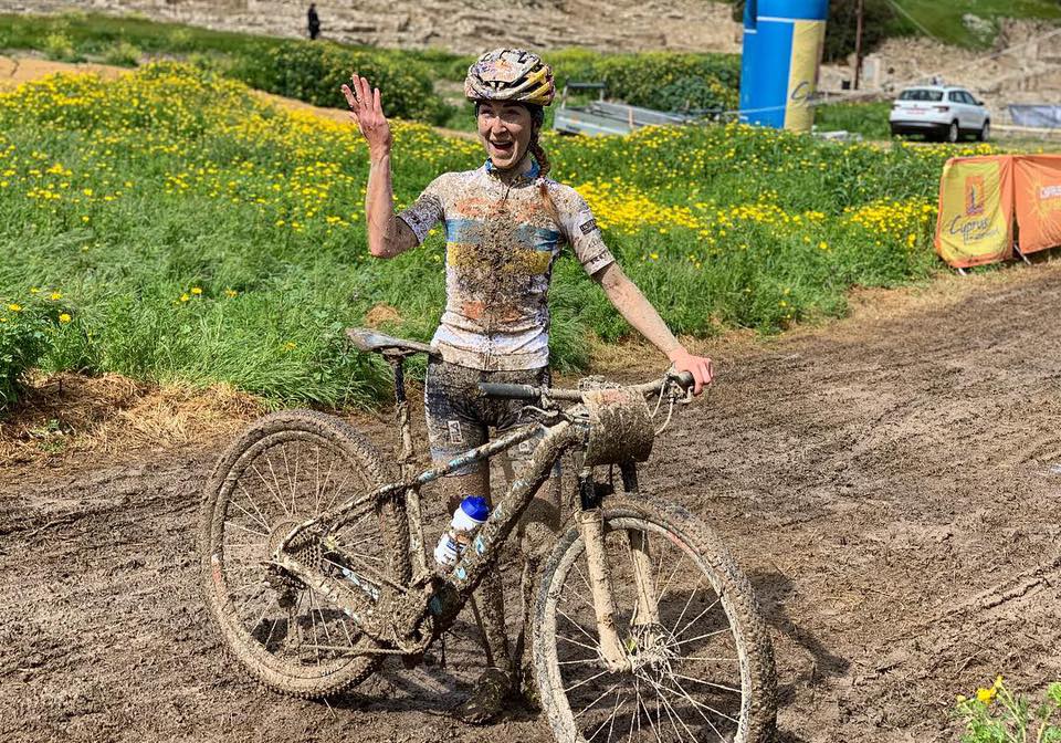 По уши в грязи: украинка выиграла велогонку на Кипре - фото