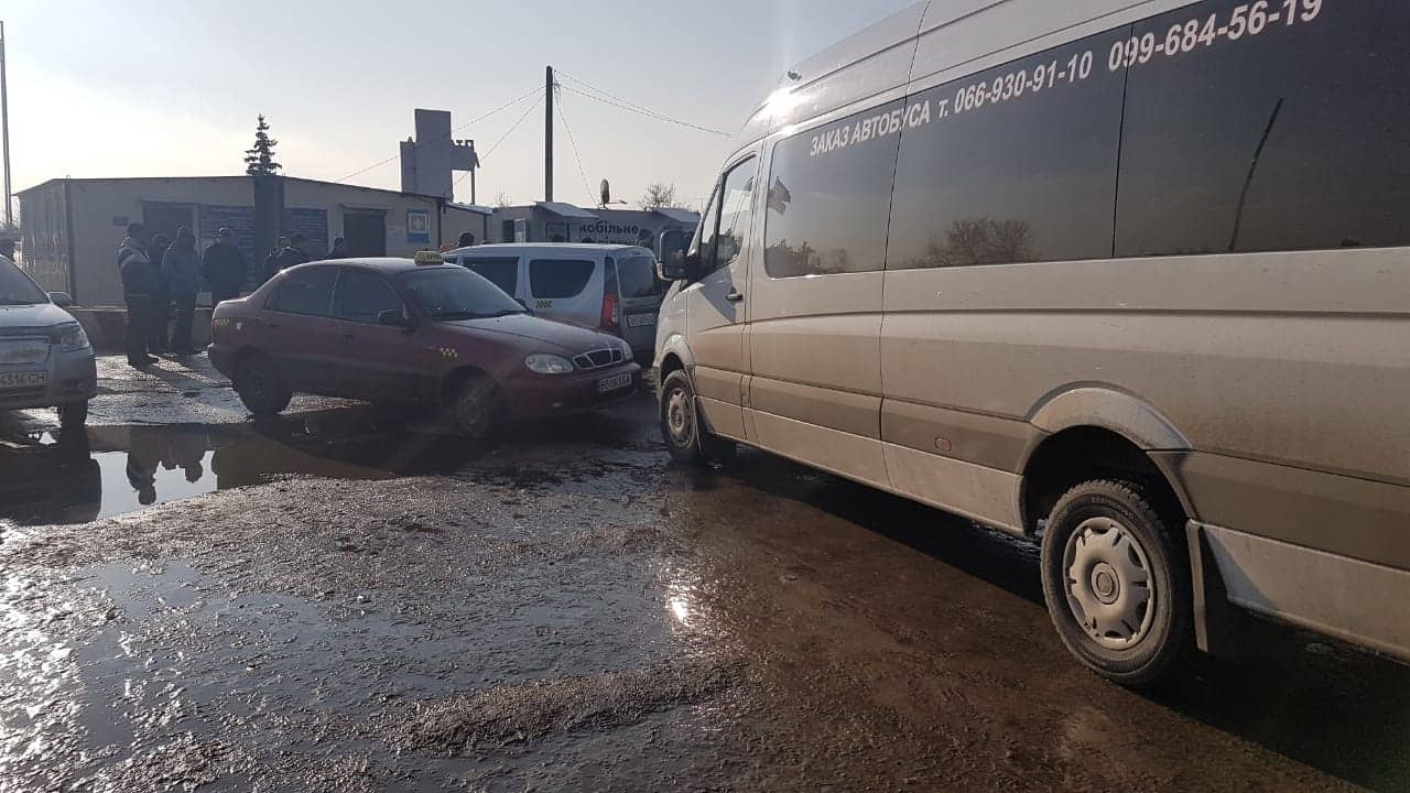 "Зарабатывают на войне": в Станице - разборки между перевозчиками