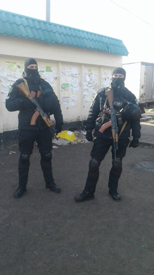 null "Зарабатывают на войне": в Станице - разборки между перевозчиками