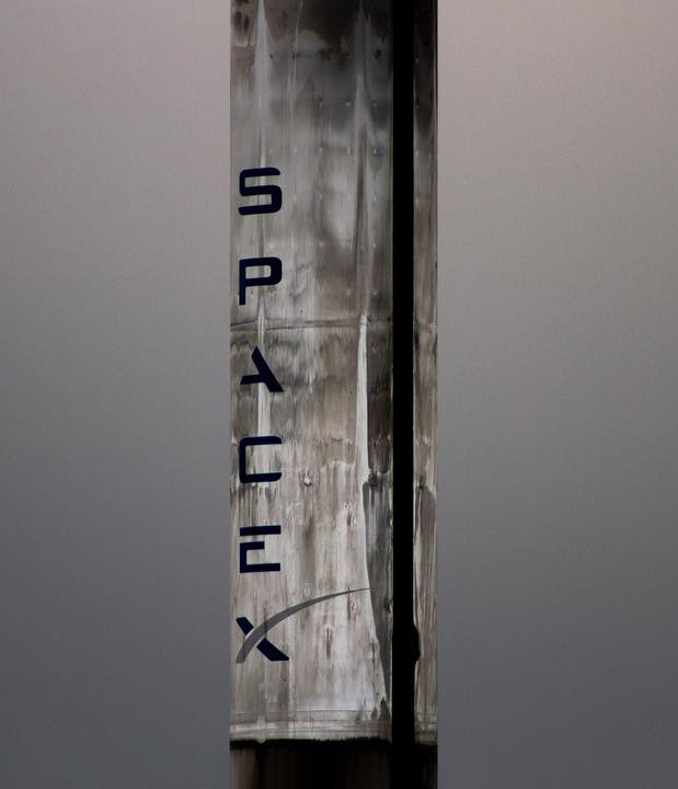 В порт Флориды приплыла "горелая" ступень ракеты Маска: видео
