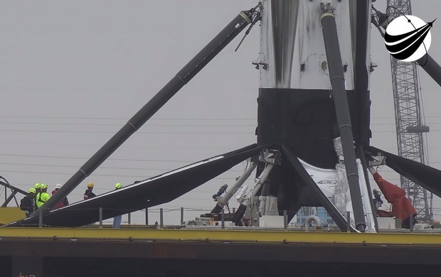 В порт Флориды приплыла "горелая" ступень ракеты Маска: видео