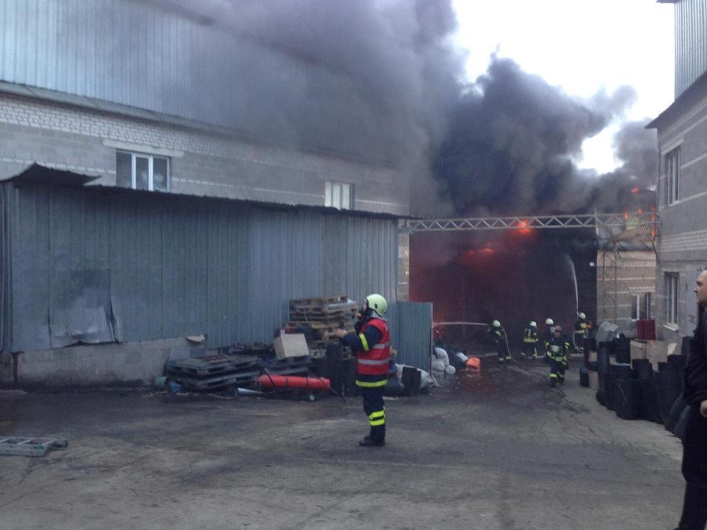 В Днепропетровской области горит завод пластмассы: фото, видео