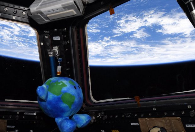 У астронавтов на орбите появился плюшевый член экипажа: фото
