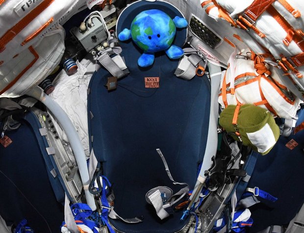 У астронавтов на орбите появился плюшевый член экипажа: фото