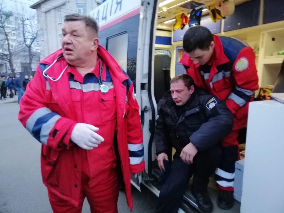 null Кровь и травмы. Как Нацкорпус прорывался к Порошенко: фото, видео